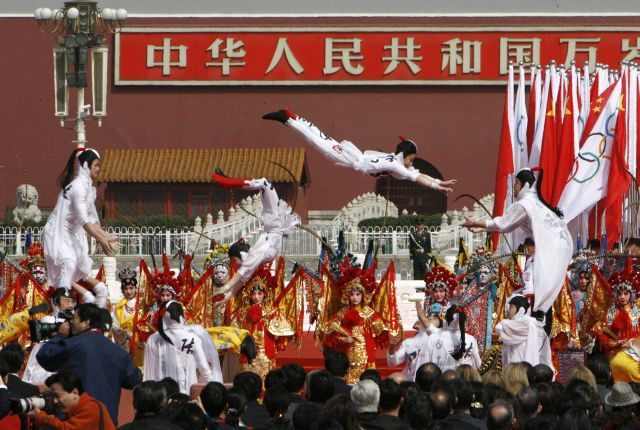 Ceremoniál k zapálení olympijské pochodně na náměstí Tchien An-men v Pekingu | Foto: Reuters