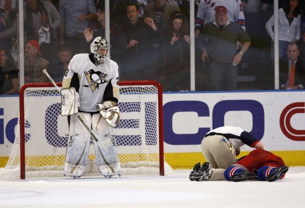 Pittsburghský brankář Marc-Andre Fleury sleduje ošetřování Jaromíra Jágra po jeho gólu na 1:0. | Foto: Reuters