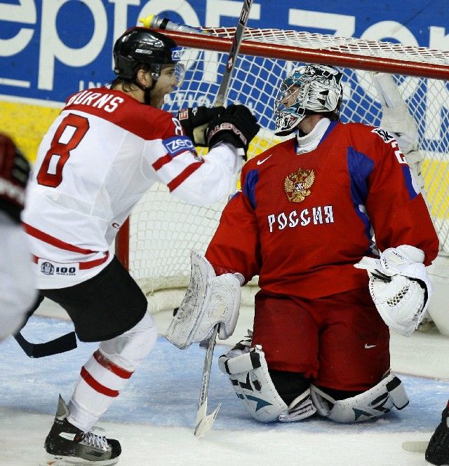 Kanaďan Brent Burns se raduje z gólu do sítě Jevgenije Nabokova. | Foto: Reuters