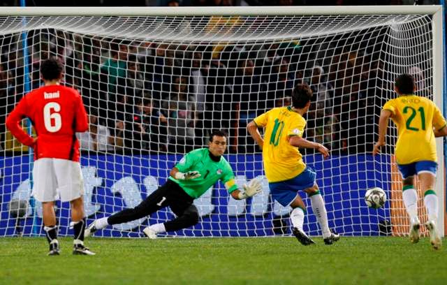 Nařízenou penaltu proměnil druhou brankou v utkání Kaká. | Foto: Reuters