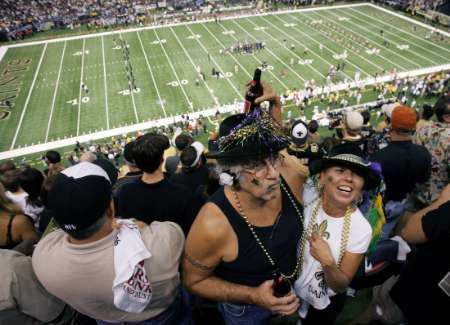 Dav 68.000 příznivců na tribunách hnal New Orleans Saints až k drtivému vítězství 23:3 nad Atlanta Falcons. | Foto: Reuters