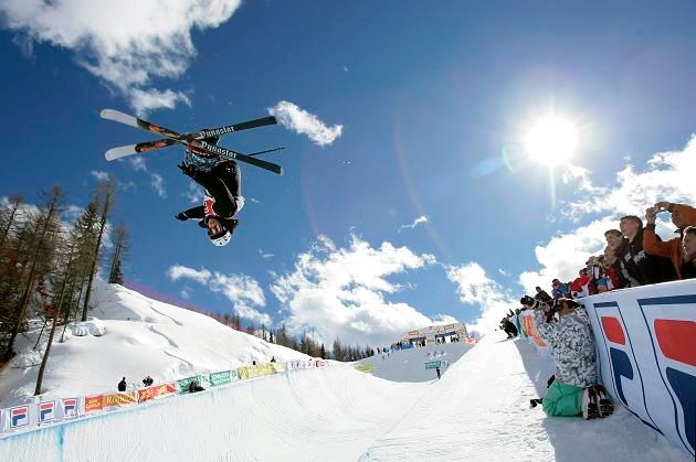 Justin Dorey z Kanady při finále SP v akrobatickém lyžování | Foto: Reuters