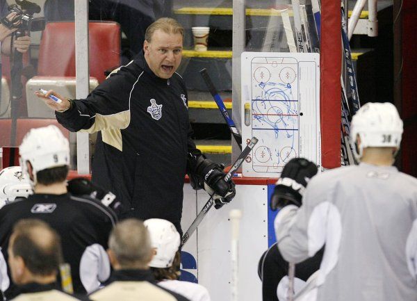 Trenér Pittsburghu Michel Terrien a jeho vize. V jeho čáranicích se vyznají snad jen Tučňáci. | Foto: Reuters