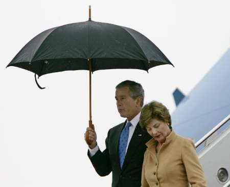 Americký prezident s manželkou přiletěl do Washingtonu. Výsledky voleb bude sledovat z Bílého domu. | Foto: Reuters