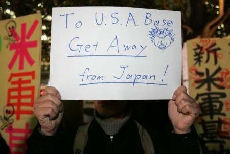 Záběr z nedávného protestu proti americkým vojenským základnám před velvyslanectvím USA v Tokiu | Foto: Reuters