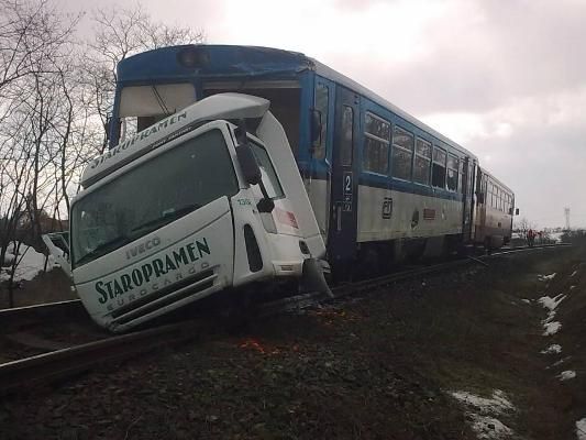 Vlak po srážce s kamionem vykolejil. | Foto: Drážní inspekce