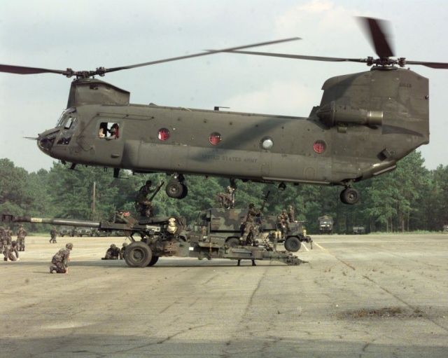 Boeing CH-47 Chinook může pojmout až 44 lidí | Foto: Aktuálně.cz, Armáda USA