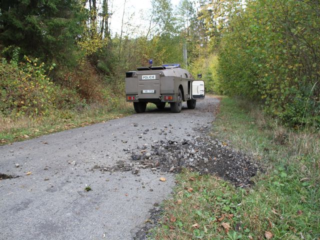 Objekt vlastní soukromé firmy. Ministr Chovanec je chce vyzvat k odvozu nevybuchlé munice. | Foto: Policie ČR