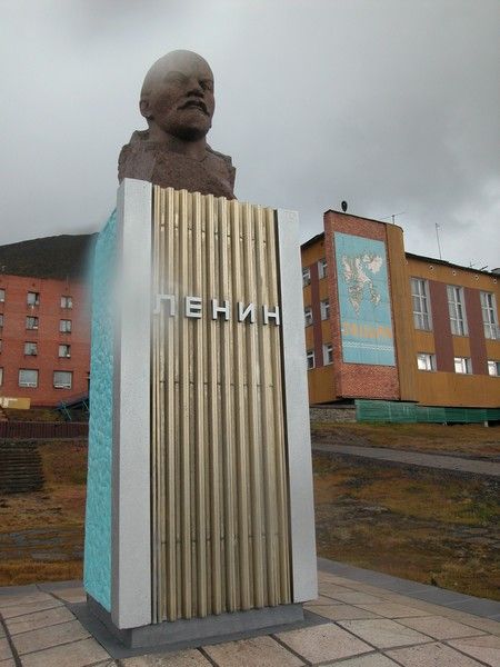 BARENTSBURG (Svalbard) - Busta Vladimíra Iljiče Lenina vzhlíží na toto zapomenuté místo | Foto: Roman Staněk, Aktuálně.cz