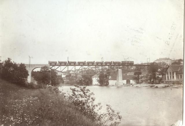 Zatěžkávací testy mostu při stavbě elektrické dráhy z Tábora do Bechyně. | Foto: Archiv: Šechtl a Voseček