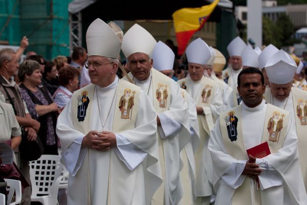 K oltáři s ním v úterním dopoledni přišli čeští a moravští biskupové. | Foto: Filip Fojtík