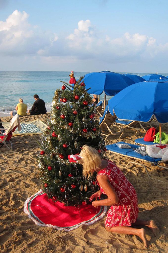 Vánoce na Waikiki Beach na Havaji. Stromek neradno zdobit čokoládovými figurkami. | Foto: Reuters