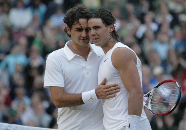 Roger Federer blahopřeje svému wimbledonskému přemožiteli Nadalovi. | Foto: Reuters