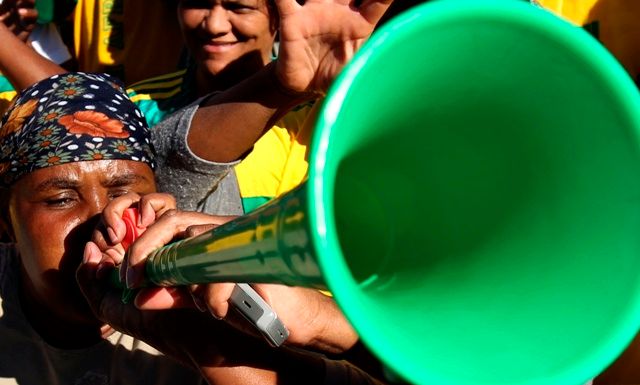 A znovu trubka vuvuzela. Možná i ty letos pomohou africkým týmům k prvnímu úspěchu tohoto kontinentu na MS. | Foto: Reuters