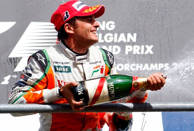 Giancarlo Fisichella slaví historický úspěch pro stáj Force India. | Foto: Reuters