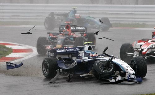 Rozbitý Williams rakouského jezdce Alexandera Wurze při závodě ve Fudži. | Foto: Aktuálně.cz