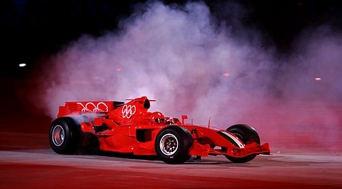 Součástí ceremoniálu byl i monopost F1 Ferrari pilotovaný testovacím jezdcem Lucou Baoderem. | Foto: Reuters