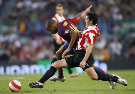 Barcelonský Thierry Henry (vlevo) bojuje o míč s hráčem Athletikem Bilbao Ustaritzem v utkání španělské ligy na Nou Campu. | Foto: Reuters