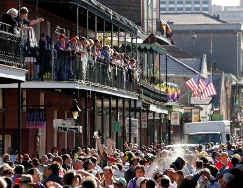 Ožila i známá Bourbon Street ve Francouzské čtvrti. Letos ale není tak zaplněná lidmi jako v předchozích letech | Foto: Reuters