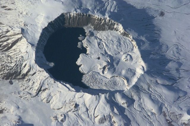 Kráter jezera Nemrut v Turecku je také stopou po úderu meteoritu. | Foto: NASA