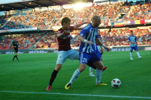 Václav Kadlec v souboji s jedním z beků Liepajasu. | Foto: Jakub Šafránek