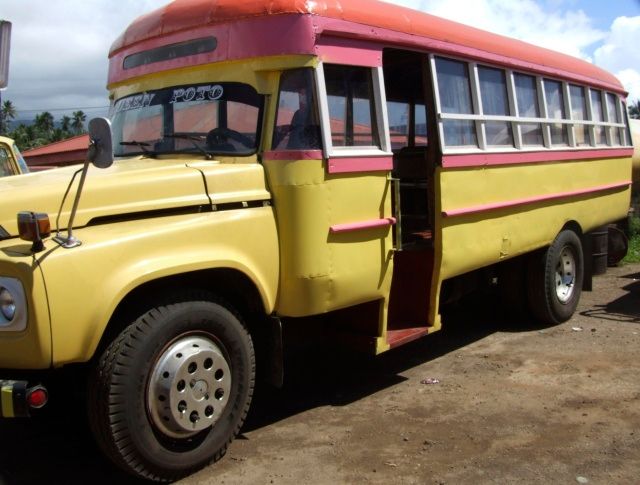 Tento samojský autobus už má dveře předělané nalevo, volant však stále zůstává na původním místě. | Foto: Reuters