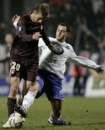 Clement Chantome z Paris St. Germain (vlevo) bojuje o míč s mladoboleslavským Markem Matějovským v zápase Poháru UEFA. | Foto: Reuters