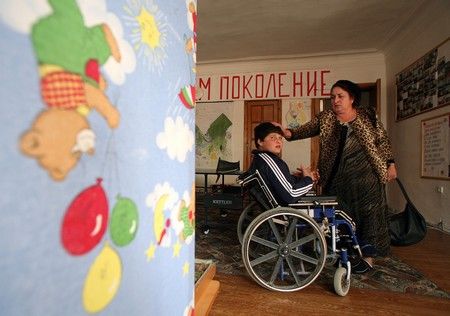 Dvanáctiletý Chajrudin Makmagazjev se svou matkou v cetru pro válkou postižené děti v Grozném. Více než 5 let toto rehabilitační centrum léčí pochroumanou dětskou psychiku po dvou krvavých válkách mezi Ruskem a čečenskými separatisty. | Foto: REUTERS/Eduard Kornijenko