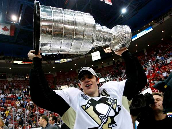 Jevgenij Malkin zvedá Stanley Cup. | Foto: Václav Rojík