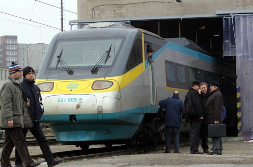 Poslední porada před zkušební jízdou | Foto: Ondřej Besperát, Aktuálně.cz