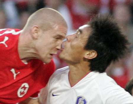 Švýcar Philippe Senderos (vlevo) se hlavou srazil s Čche Džin-čchol z Koreje hned poté, co dal gól. | Foto: Reuters