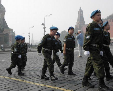 Budoucím výsadkářům pochodování zatím dělá problémy. | Foto: Jiří Just