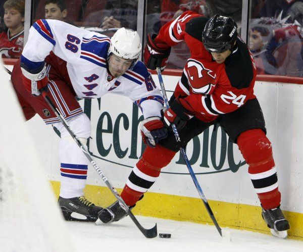 Jaromíra Jágra zastihlo play off ve znamenité formě. Od puku se odstavuje jen velmi těžce, což ví i Bryce Salvador z New Jersey. Ve finiši letošní sezony také výrazně zlepšil produktivitu. | Foto: Reuters