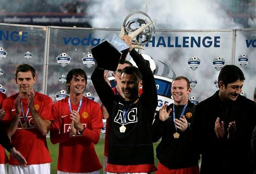 Ryan Giggs přebral vítěznou trofej | Foto: Reuters