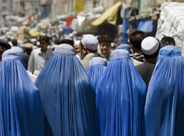 Afghánské ženy v burkách. | Foto: Reuters