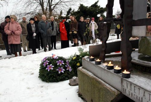 Po pietním aktu šli někteří zapálit svíčky k památníku na místním hřbitově. Jan Palach zde byl pochován v letech 1974-1990. | Foto: Ondřej Besperát, Aktuálně.cz