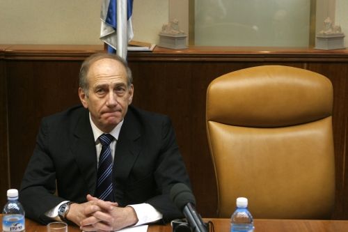 Místopředseda vlády a zastupující premiér Ehud Olmert. Vedle něj prázdné křeslo hospitalizovaného Ariela Šarona 5. leden 2006 | Foto: Reuters/Lior Mizrahi