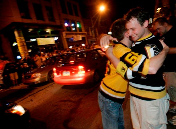 Fanoušci Pittsburghu slaví Stanley Cup v ulicích města. | Foto: Václav Rojík