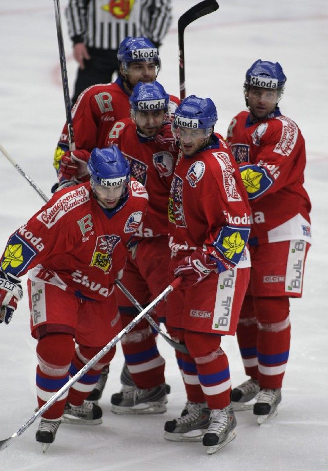 Čeští hokejisté se radují z gólu Tomáše Rolinka do sítě Švédů. | Foto: Reuters