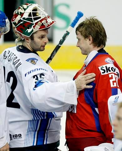 Niklas Backstrom gratuluje Jevgeniji Nabokovovi | Foto: Reuters