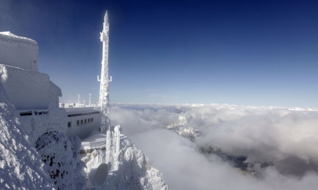 Nejvyšší německá hora Zugspitze je už dnes královstvím sněhu a ledu. | Foto: Reuters