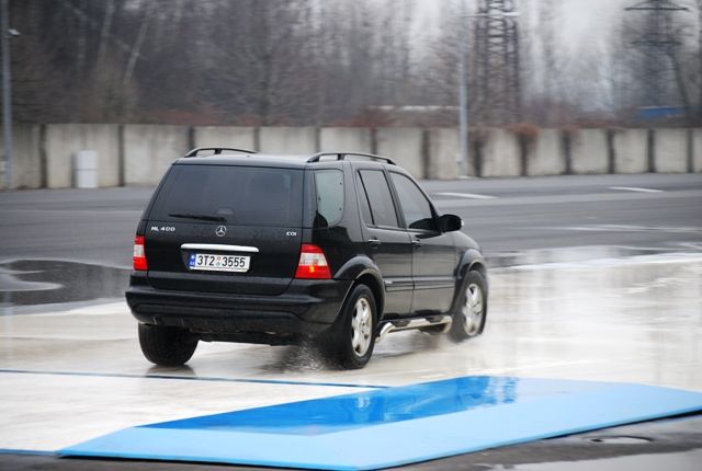 Smyková deska zvládne vyvolat smyk přední nápravy všech typů automobilů | Foto: Radek Pecák