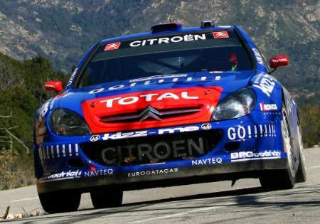 Sebastien Loeb s Citroënem Xsara si jede pro vítězství v Korsické rallye. | Foto: Reuters