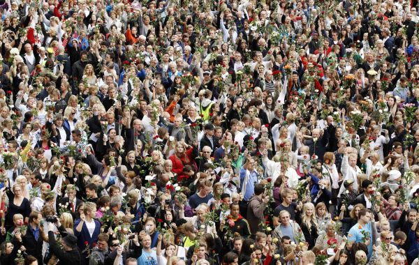 Růže v rukou Norů. | Foto: Reuters