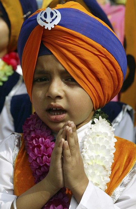 Mladý Sikh během náboženského procesí k 537. výročí narození prvního sikhského gurua Nanaka v severoindickém městě Amritsar. | Foto: Reuters