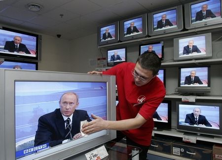 Ruský prezident Vladimír Putin během dnešního televizního projevu vysvětlil, že nebude zasahovat do prezidentských voleb a že nechá občany "svobodně volit". | Foto: Reuters