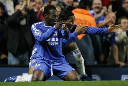 Chelsea se může radovat z postupu (Essien a Drogba) | Foto: Reuters