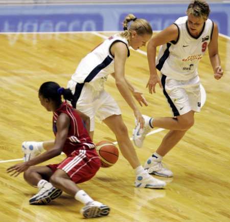 České basketbalistky Markéta Mokrošová (uprostřed) a kapitánka týmu Hana Machová bojují o míč s Kubánkou Yakelyn Plutin Tizonovou ve druhém utkání MS. | Foto: Reuters