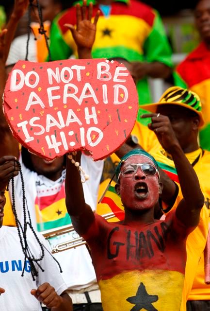 Ghana se ovšem nezalekla a snad i díky inspiraci od starozákonního proroka Izajáše po výhře 1:0 postoupila. | Foto: Reuters