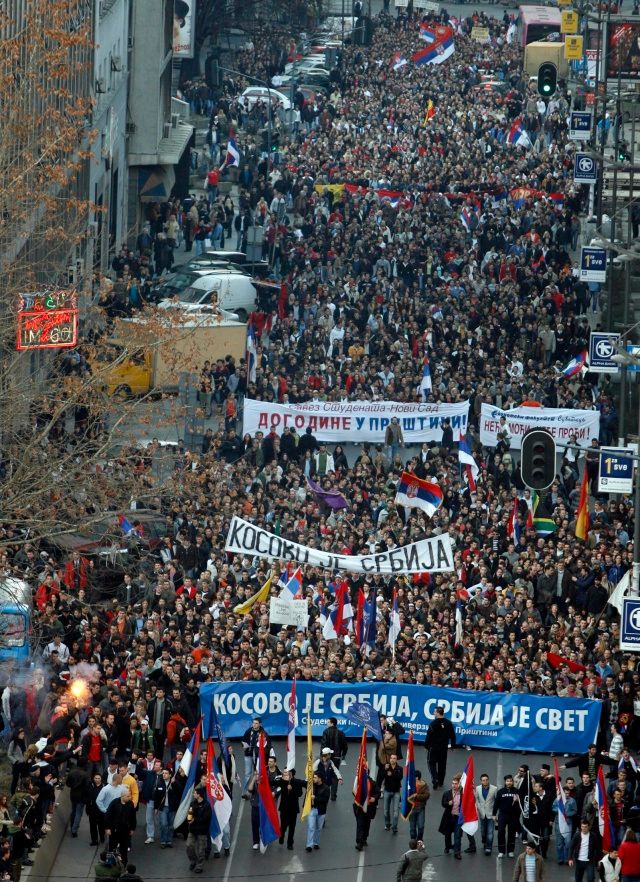 V násilnosti přerostla masová demonstrace organizovaná srbskou vládou. Účastnilo se jí několik set tisíc lidí (odhady se velmi různí). | Foto: Reuters